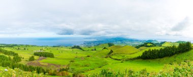 Güzel doğa manzaralı küçük köylerde, römorkörler, yeşil doğa alanları Azores. Şaşırtıcı Azores.