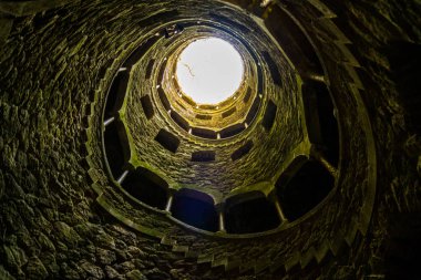 Ünlü Kabul Kuyusu Quinta da Regaleira, Sintra, Portekiz
