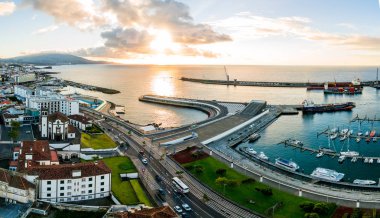 Ponta Delgada, başkent in Azor Sao Miguel Adası'nda Harbor'da ile eski şehir şehir manzaralı. Güzel hava eski şehir okyanus tarafından. 