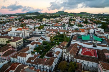 Ponta Delgada, başkent in Azor Sao Miguel Adası'nda Harbor'da ile eski şehir şehir görünümü. 