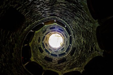 Ünlü Kabul Kuyusu Quinta da Regaleira, Sintra, Portekiz