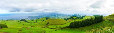Güzel doğa manzaralı küçük köylerde, römorkörler, yeşil doğa alanları Azores. Şaşırtıcı Azores.