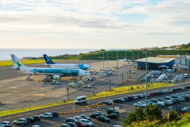 10 Kasım 2017. San Miguel, Azor. Havadan görünümü ile birkaç uçak terminal tarafından Park Havaalanı. Havaalanı tarafından Atlas Okyanusu yer alır. Günbatımı Zamanı.