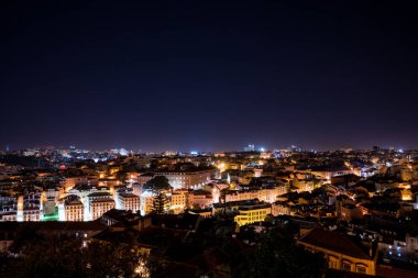 Yukarıdan Lizbon şehir güzel hava gece görüntüsü.
