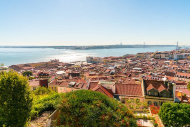 Lizbon şehir tarihi kentin Castle hill Portekiz üzerine havadan görünümü.