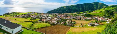 Güzel doğa manzaralı küçük köylerde, römorkörler, yeşil doğa alanları Azores. Şaşırtıcı Azores.