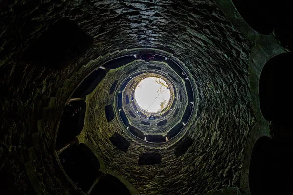 葡萄牙辛特拉Quinta Regaleira著名的启动井 — 图库照片