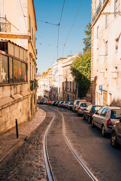 Лиссабон, Португалия. 30 августа 2017 года. Старый город в Лиссабоне. Старая узкая улица в Лисбоне
.