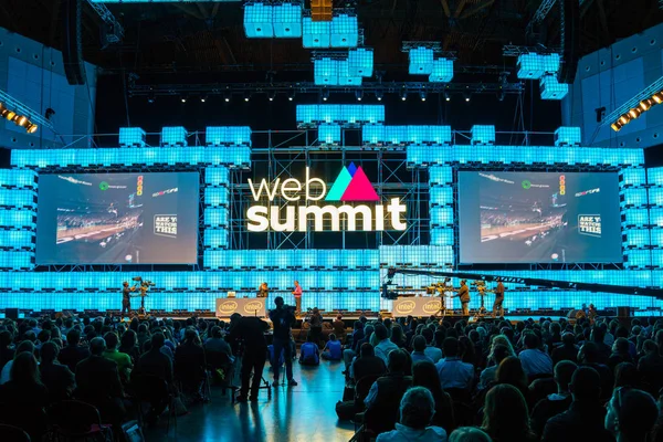 Lisbon, Portekiz - 08 Kasım 2017: Avrupa'nın en büyük teknoloji Konferansı, Web Zirvesi