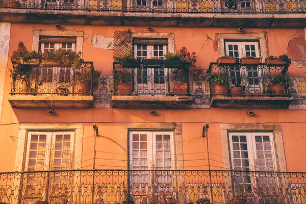 Όμορφο Παλιό Κτίριο Χαριτωμένο Παραδοσιακά Μπαλκόνια Και Λουλούδια Στη Λισαβόνα — Φωτογραφία Αρχείου