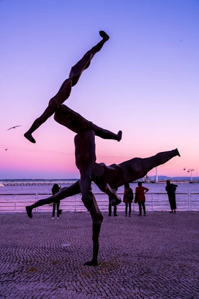 Lisbon, Portekiz - 8 Kasım 2017: Orijinal modern heykel (Tejo) Milletler Park (Parque das Nacoes Tagus Nehri kıyısında)