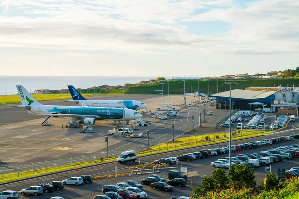 10 Kasım 2017. San Miguel, Azor. Havadan görünümü ile birkaç uçak terminal tarafından Park Havaalanı. Havaalanı tarafından Atlas Okyanusu yer alır. Günbatımı Zamanı.