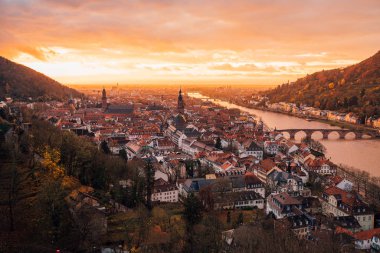 Turuncu günbatımı sırasında Almanya Heidelberg eski şehrin güzel havadan görünümü.