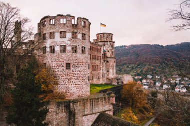 Üst kısmında bulunan Heidelberg castle görüntüleyin. Almanya geleneksel kalesi kalıntıları.