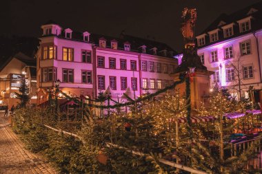 Gece görünümü ile Heidelberg eski şehrin dar sokakları ve Noel pazarı. 