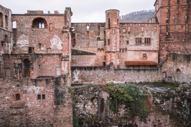 Üst kısmında bulunan Heidelberg castle görüntüleyin. Almanya geleneksel kalesi kalıntıları.