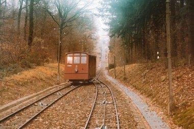Heidelberg, Almanya. 20 Ekim 2017. Teleferik tramvay Heidelberg castle hill yukarı ve aşağı gidiyor.