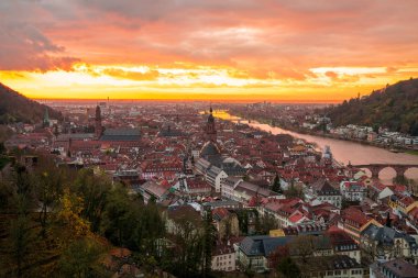 Turuncu günbatımı sırasında Almanya Heidelberg eski şehrin güzel havadan görünümü.