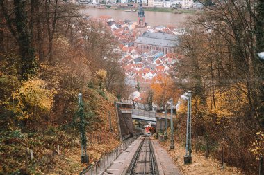 Tren yol tepeye Heidelberg kasabadan. Tren vagonları sonbahar sırasında Almanya eski şehrin ile klasik teleferik.