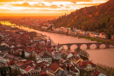 Turuncu günbatımı sırasında Almanya Heidelberg eski şehrin güzel havadan görünümü.