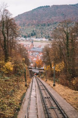 Tren yol tepeye Heidelberg kasabadan. Tren vagonları sonbahar sırasında Almanya eski şehrin ile klasik teleferik.