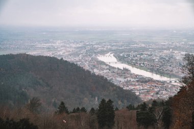 Almanya Heidelberg eski şehirde kış manzarası. Eski Alman şehir görünümünü klasik geleneksel doğa.