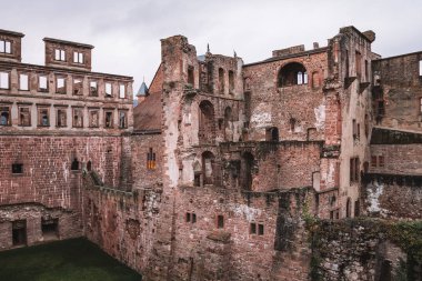 Üst kısmında bulunan Heidelberg castle görüntüleyin. Almanya geleneksel kalesi kalıntıları.