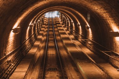Tepeye Heidelberg town yakınındaki tren tünel. Tren vagonları sonbahar sırasında Almanya eski şehrin ile klasik teleferik.
