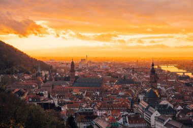Turuncu günbatımı sırasında Almanya Heidelberg eski şehrin güzel havadan görünümü.