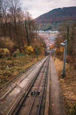 Tren yol tepeye Heidelberg kasabadan. Tren vagonları sonbahar sırasında Almanya eski şehrin ile klasik teleferik.