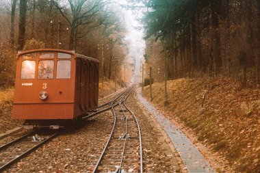 Heidelberg, Almanya. 20 Ekim 2017. Teleferik tramvay Heidelberg castle hill yukarı ve aşağı gidiyor.