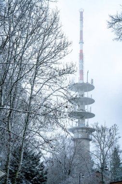 Büyük radyo kulesi tepenin üzerine kış aylarında.