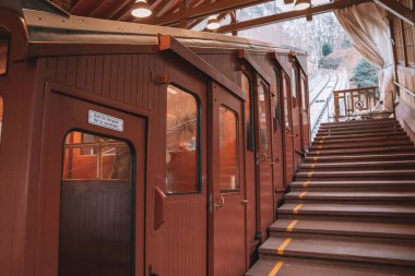 Tren yol tepeye Heidelberg kasabadan. Tren vagonları sonbahar sırasında Almanya eski şehrin ile klasik teleferik. 