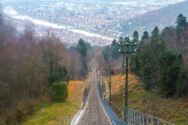 Tren yol tepeye Heidelberg kasabadan. Tren vagonları sonbahar sırasında Almanya eski şehrin ile klasik teleferik.