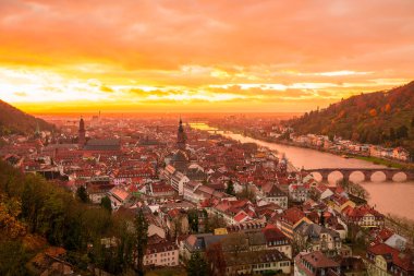 Turuncu günbatımı sırasında Almanya Heidelberg eski şehrin güzel havadan görünümü.