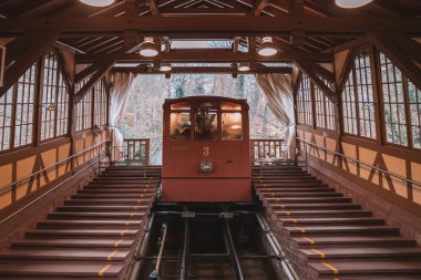Heidelberg, Almanya. 20 Ekim 2017. Teleferik tramvay Heidelberg castle hill yukarı ve aşağı gidiyor.