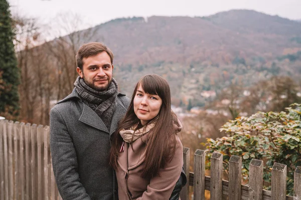 Jong Romantische Koppel Staande Top Van Heuvel Met Een Prachtig — Stockfoto