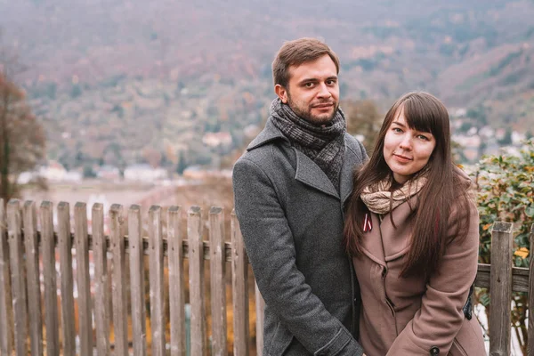 Jong Romantische Koppel Staande Top Van Heuvel Met Een Prachtig — Stockfoto