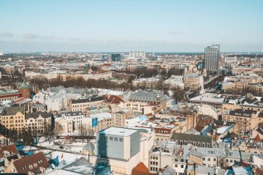 Riga, Letonya. 20 Şubat 2017. Nehir, Milli Kütüphane ve Dome Katedrali manzaralı Riga tarihi kentin yukarıdan hava kış görünümü.