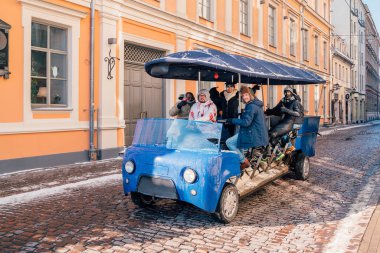 Riga, Letonya. 10 Ocak 2017: tekerlek üzerinde kendi kendine sürüş barda Riga eski şehir etrafında sürüş mutlu turist. 
