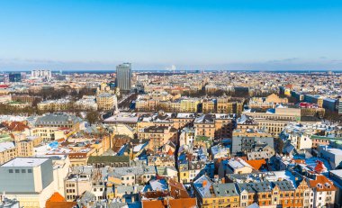 Riga, Letonya. 20 Şubat 2017. Nehir, Milli Kütüphane ve Dome Katedrali manzaralı Riga tarihi kentin yukarıdan hava kış görünümü.