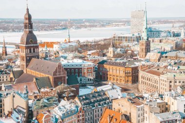 Riga, Letonya. 20 Şubat 2017. Nehir, Milli Kütüphane ve Dome Katedrali manzaralı Riga tarihi kentin yukarıdan hava kış görünümü.