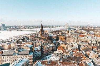 Riga, Letonya. 20 Şubat 2017. Nehir, Milli Kütüphane ve Dome Katedrali manzaralı Riga tarihi kentin yukarıdan hava kış görünümü.