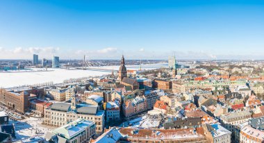Riga, Letonya. 20 Şubat 2017. Nehir, Milli Kütüphane ve Dome Katedrali manzaralı Riga tarihi kentin yukarıdan hava kış görünümü.