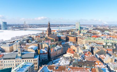 Riga, Letonya. 20 Şubat 2017. Nehir, Milli Kütüphane ve Dome Katedrali manzaralı Riga tarihi kentin yukarıdan hava kış görünümü.