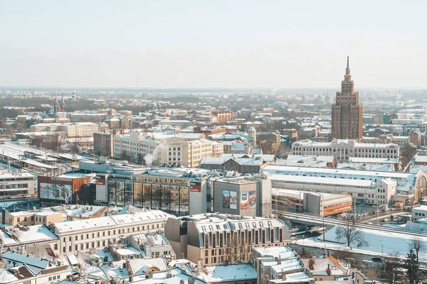 拉脱维亚 2017年2月20日 里加老镇的空中冬天看法从上面以河 国立图书馆和圆顶大教堂的看法 — 图库照片