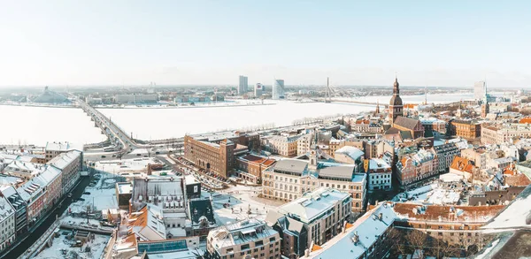 拉脱维亚 2017年2月20日 里加老镇的空中冬天看法从上面以河 国立图书馆和圆顶大教堂的看法 — 图库照片
