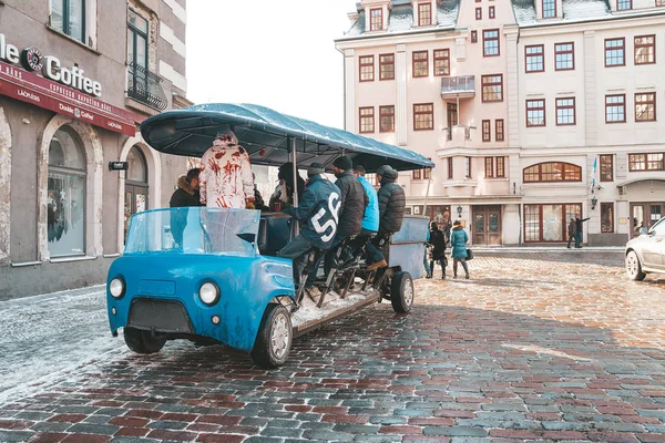 拉脱维亚 2017年1月10日 愉快的游人驾驶在里加老镇在一个自已驾驶的酒吧在轮子 — 图库照片
