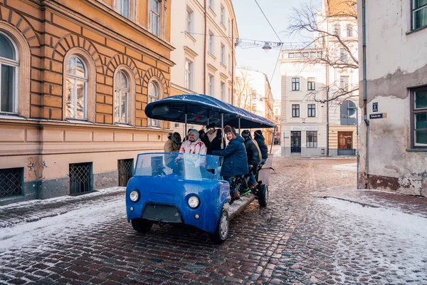 Riga Lettország 2017 Január Boldog Turisták Vezetői Körül Riga Óvárosának — Stock Fotó