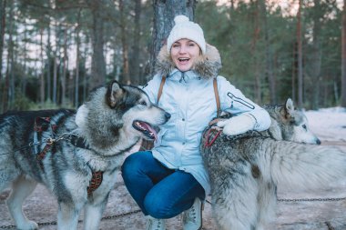 Sevimli kız ormanın içinde birçok dış yapraklar ile kış aylarında oynarken.